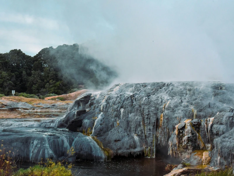 Geysir und Onsen (heiße Quellen) in Japan auf einem Vulkan