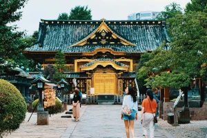 Blick auf einen Tempel im Ueno-Park in Tokio, Japan